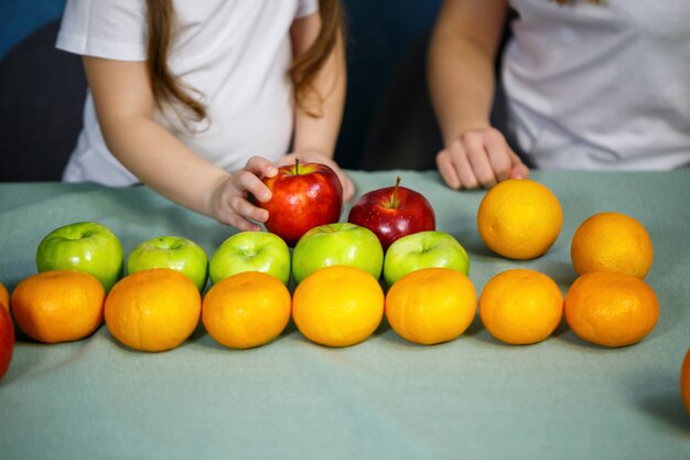 Frutas frescas e brilhantes dispostas na mesa