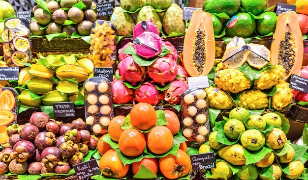 Frutas frescas e exóticas no mercado de Barcelona