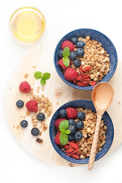 Frutas frescas e granola caseira para vista superior do café da manhã