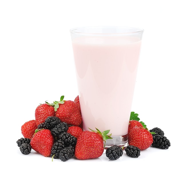 Frutas frescas e smoothies em branco