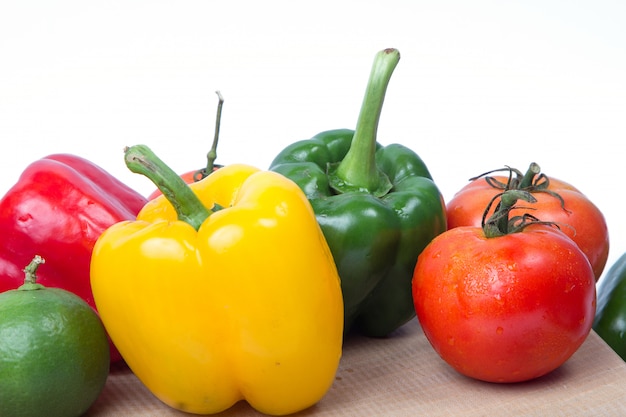 Frutas frescas e vegetais isolados no fundo branco