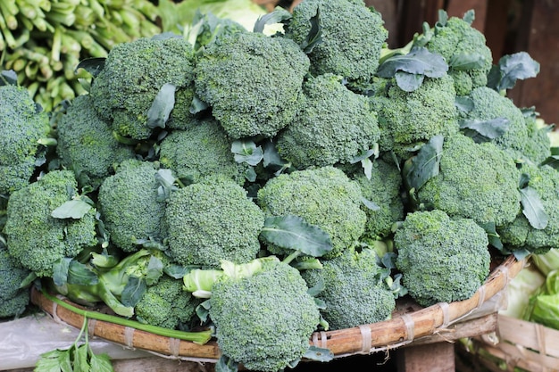 Frutas frescas em mercados tradicionais para venda e compra