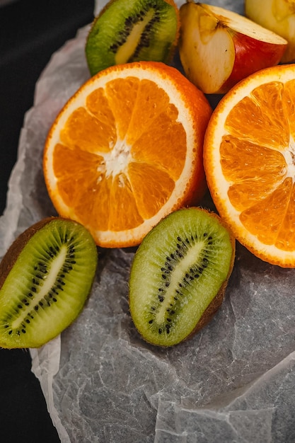 Frutas frescas em um fundo escuro Laranja e kiwi em um corte isolado em um fundo preto Copiar espaço produto de alta resolução