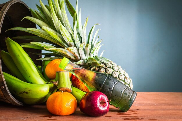 frutas frescas em uma madeira