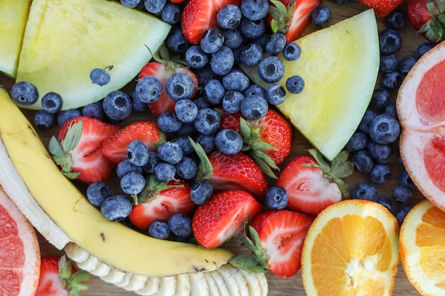 Frutas frescas em uma placa de madeira em um piquenique