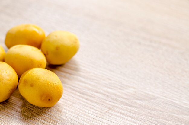 Frutas frescas de la fecha en fondo de madera