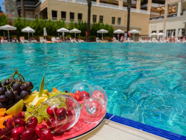 Frutas frescas junto a la piscina