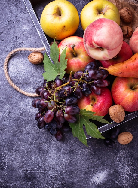 Frutas frescas. Maçãs, peras, uva e pêssegos