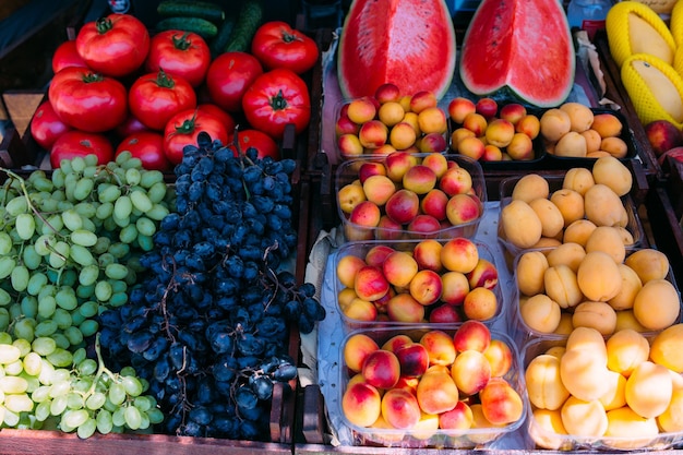 Frutas frescas maduras en el mercado en cajas