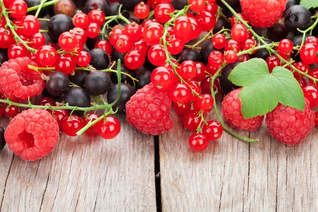 Frutas frescas maduras na mesa de madeira