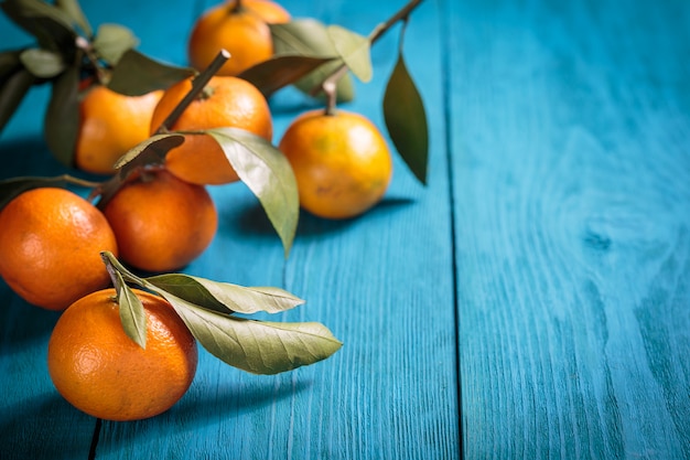 Frutas frescas de mandarina con hojas