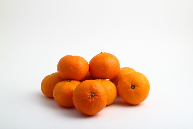 frutas frescas de mandarina sobre un fondo blanco