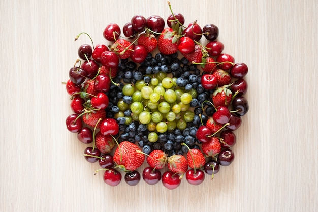 Frutas frescas en el marco del círculo. Concepto de comida sana, vista superior