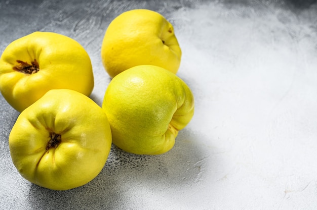 Frutas frescas de membrillo en mesa blanca