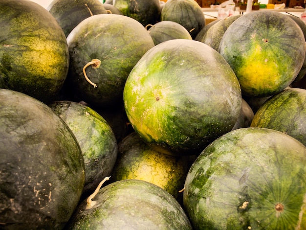 Frutas frescas en el mercado de agricultores local.