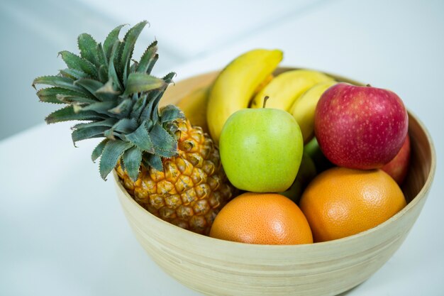 Frutas frescas en la mesa de la cocina