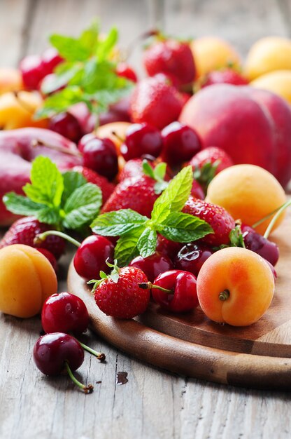 Frutas frescas en la mesa de madera