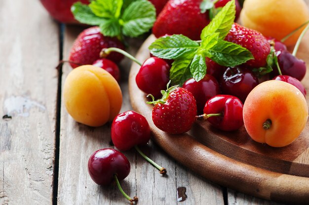 Frutas frescas en la mesa de madera