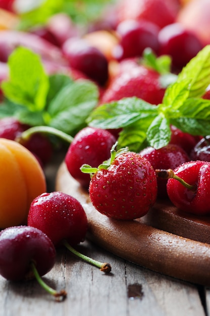 Foto frutas frescas en la mesa de madera