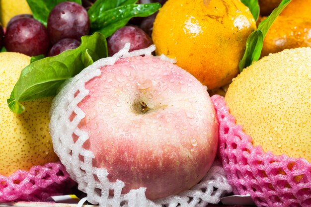 Frutas frescas na cesta em um fundo branco.