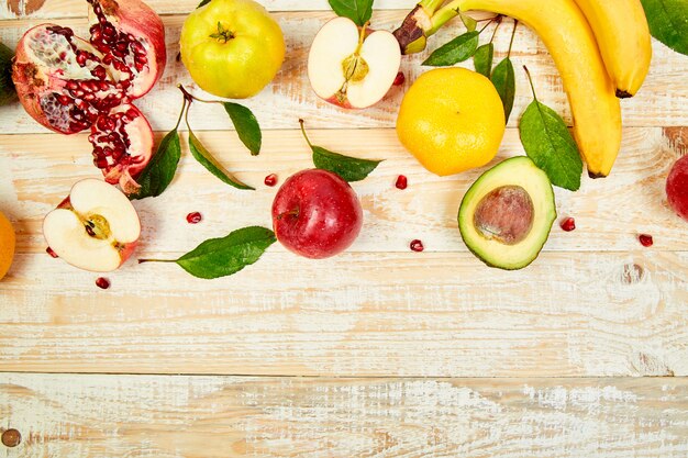 Frutas frescas na mesa de madeira