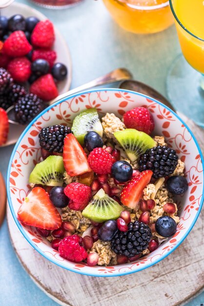 Frutas frescas na tigela de café da manhã