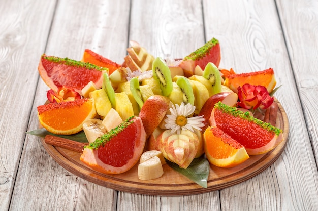 Frutas frescas no prato na mesa de madeira