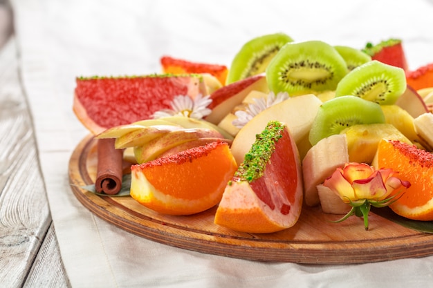 Frutas frescas no prato na mesa de madeira