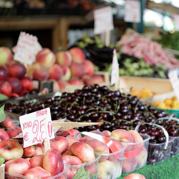 Frutas frescas y orgánicas en el mercado de granjeros, Italia