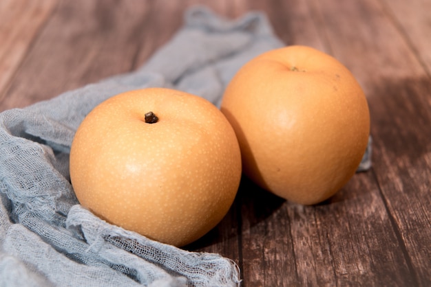 Frutas frescas orgânicas pêra em fundos de madeira