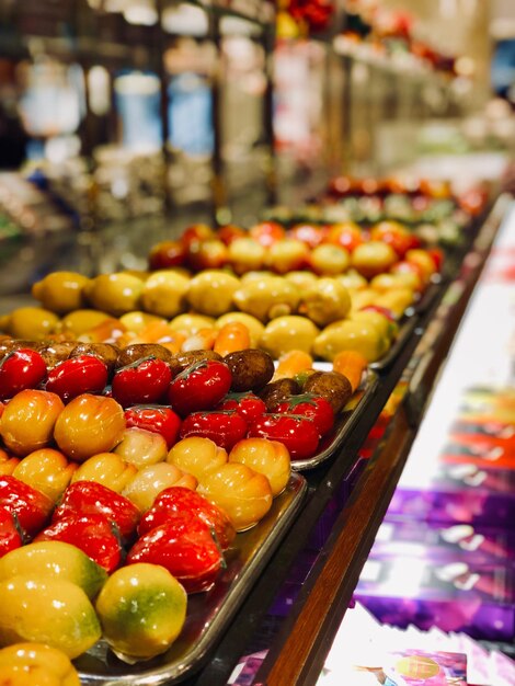 Foto frutas frescas para venda na barraca do mercado