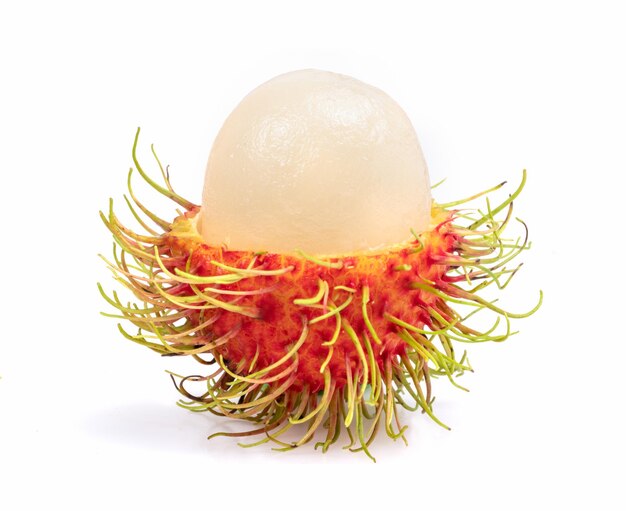 Frutas frescas rambutan tailandesas em fundo branco