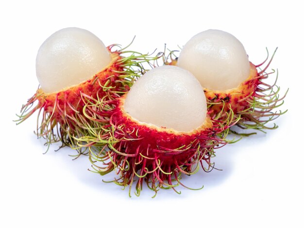 Frutas frescas rambutan tailandesas em fundo branco