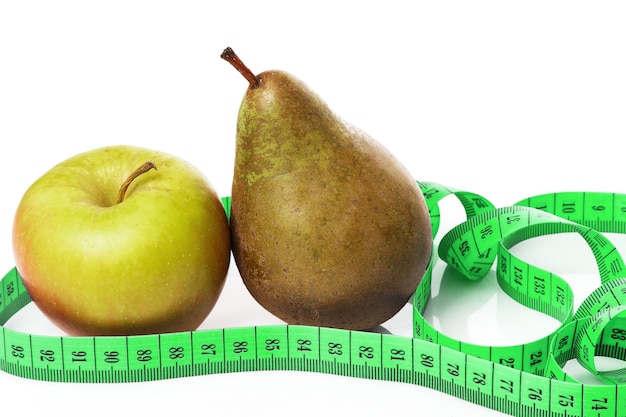 Frutas frescas saludables y cinta métrica verde sobre fondo blanco.