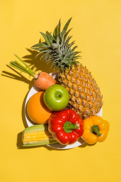Frutas frescas sobre fondo amarillo