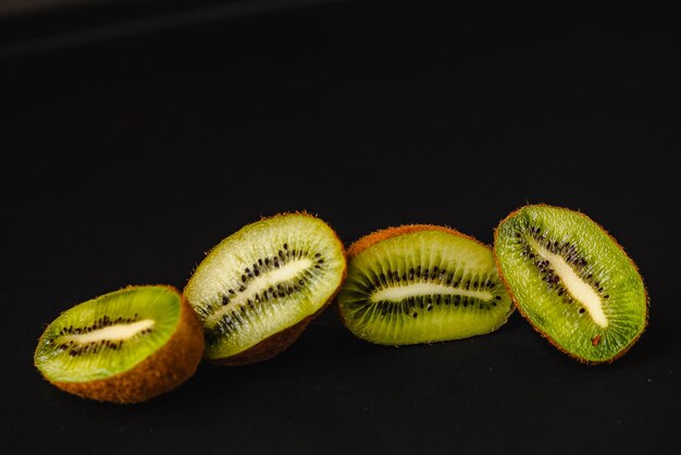 Frutas frescas sobre un fondo oscuro Naranja y kiwi en un corte aislado sobre un fondo negro Espacio de copia Producto de alta resolución