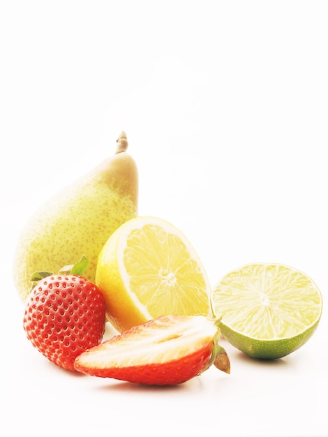 Frutas frescas sobre fundo branco