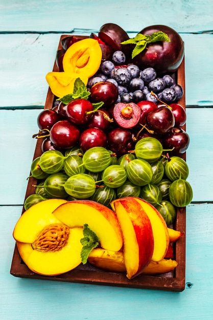 Frutas frescas sortidas em uma placa de madeira