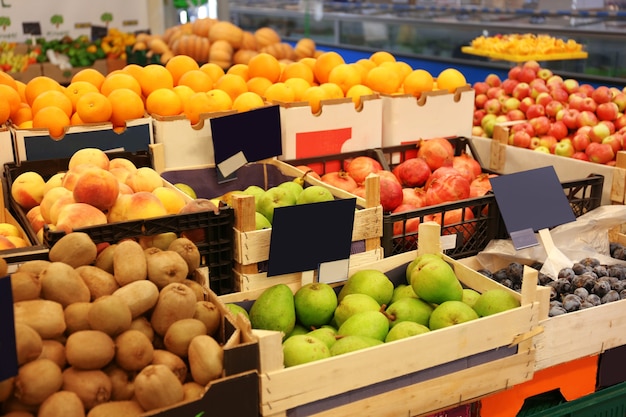 Frutas frescas en supermercado