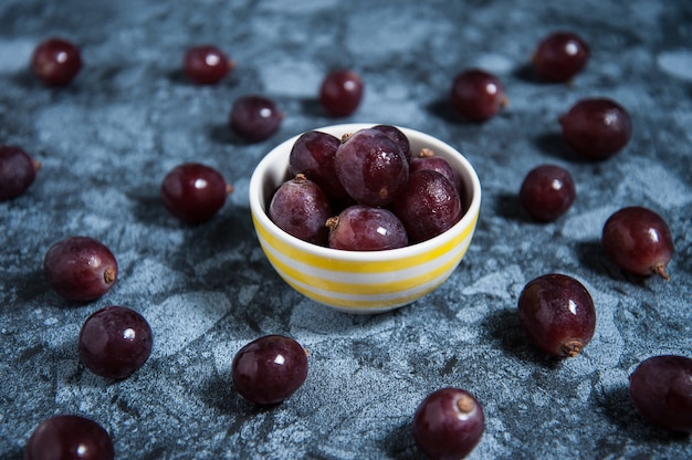 Frutas frescas de uva en mesa de mármol. Endecha plana.