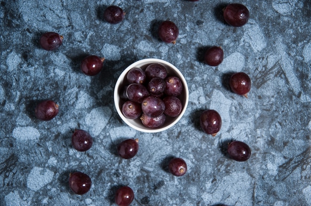 Frutas frescas de uva en mesa de mármol. Endecha plana.