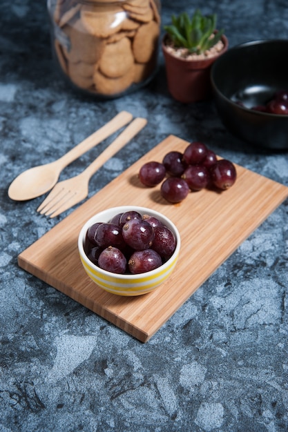 Foto frutas frescas de uva en mesa de mármol. endecha plana.