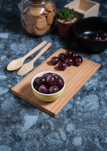 Frutas frescas de uva en mesa de mármol. Endecha plana.