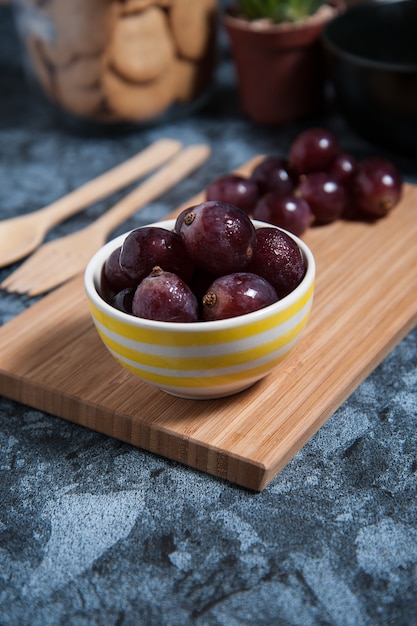 Frutas frescas de uva en mesa de mármol. Endecha plana.