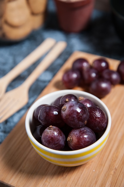 Foto frutas frescas de uva en mesa de mármol. endecha plana.