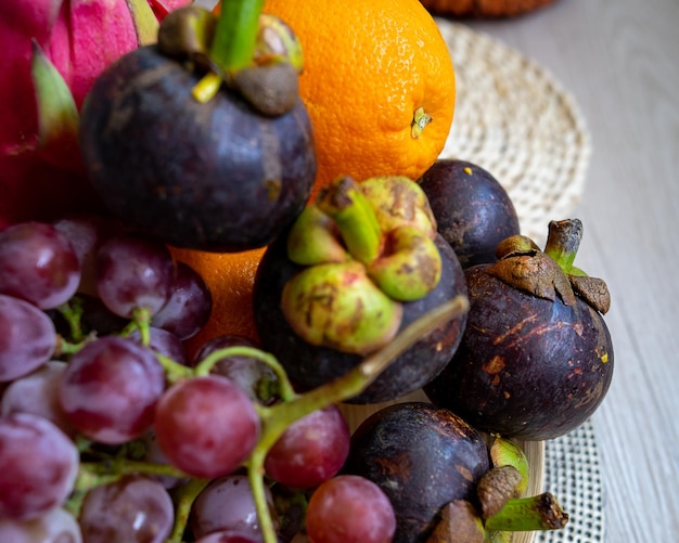 Foto frutas frescas variadas frutas tropicales coloridas alimentación limpia y saludable