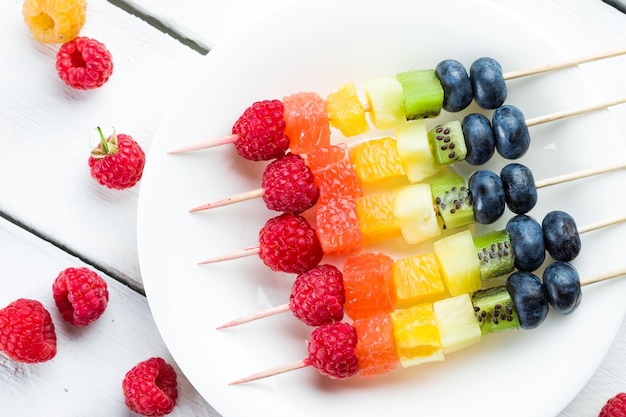 Frutas frescas de verano en palos Foto de estudio