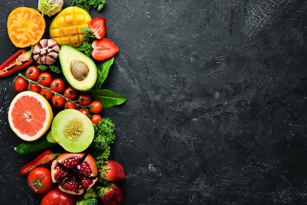 Frutas frescas, verduras y bayas Sobre un fondo negro Banner Vista superior Espacio libre para su texto