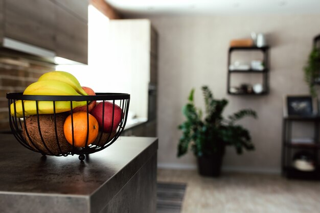 Frutas en frutero en barra de bar en elegante cocina tipo loft.