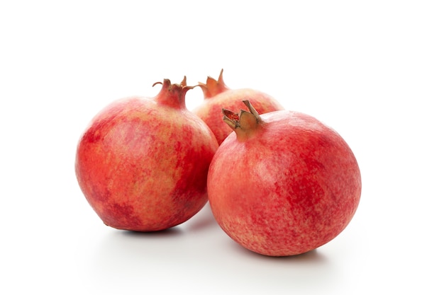 Frutas de granada madura aislado sobre fondo blanco.